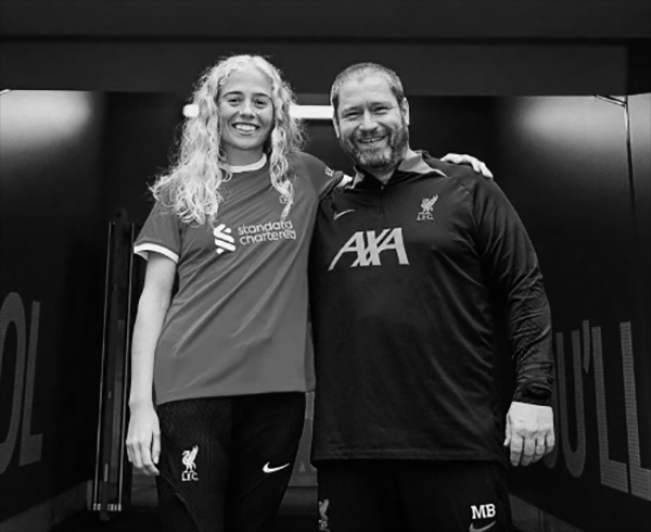 Kapten Grace Fisk menyampaikan penghormatan pribadi kepada Matt Beard atas nama skuad Liverpool FC Wanita/Foto: IG LiverpoolFCW